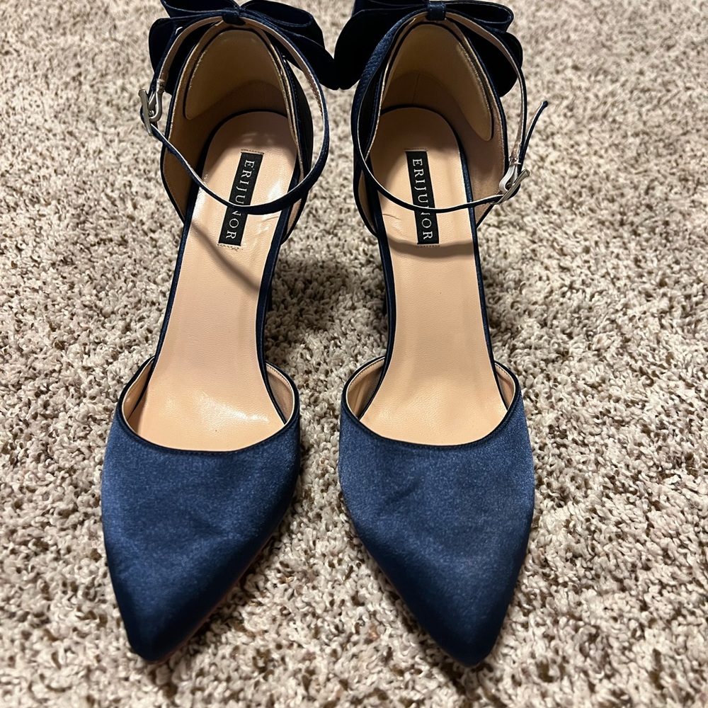 Satin navy heels with bow